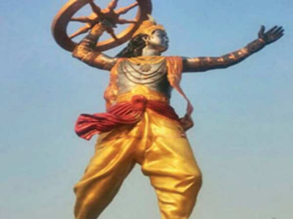 विद्यालय परिसर में स्थापित हो रही मूर्ति