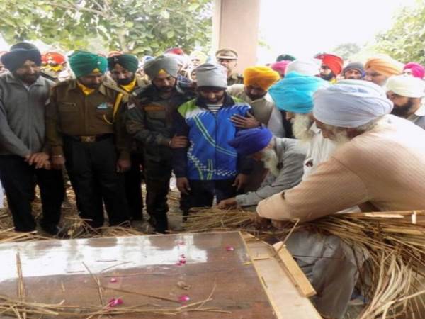 मुखाग्नि देते ही बेहोश हुए पिता