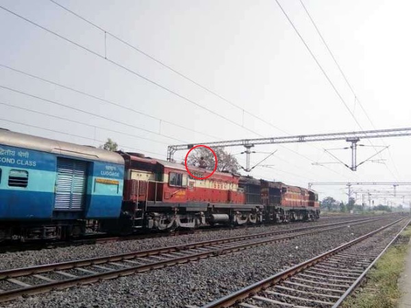 रेलवे कर्मचारियों ने युवक पर पथराव किया