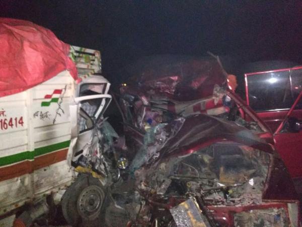 पिकअप और सूमो आमने-सामने भिड़े