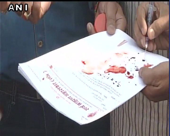 कई लोगों ने लिखी खून की चिट्ठी 