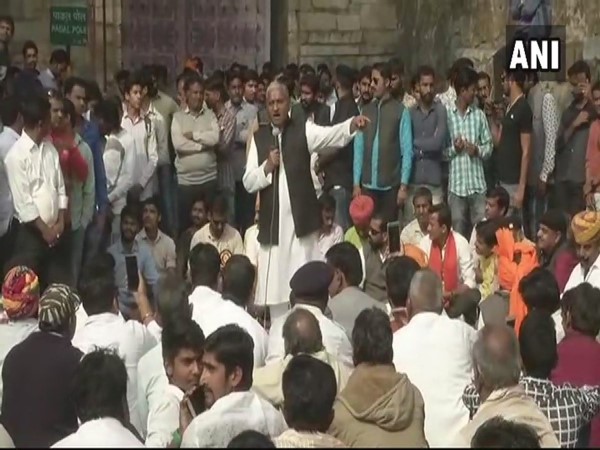 प्रदर्शन के दौरान हुई फायरिंग