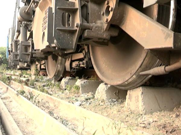 अनाज लादकर जा रही थी मालगाड़ी