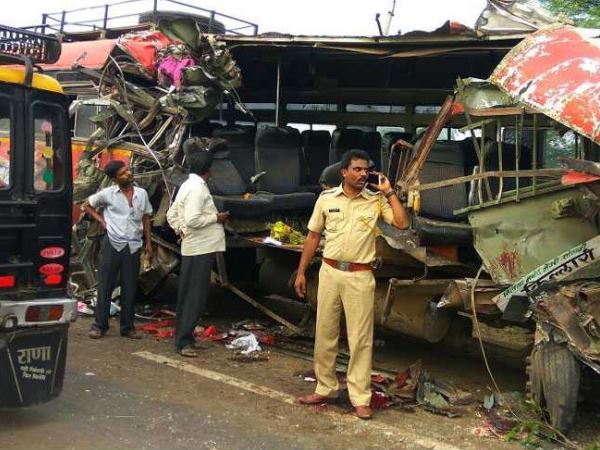बस पूरी तरह हुई क्षतिग्रस्त