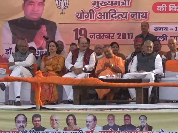 चुनावी सभा में भाजपा के दिग्गज चुनावी सभा में भाजपा के दिग्गज