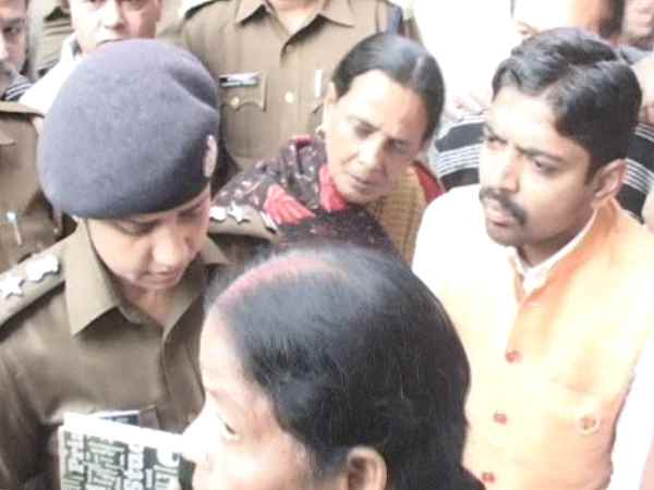 पुलिस को मिली नाले में लाश