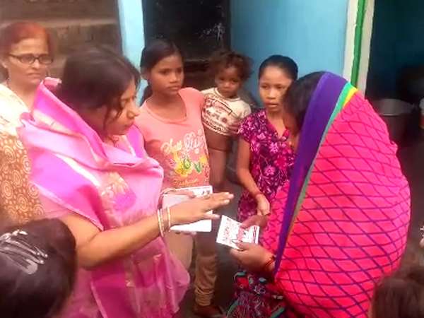 बहू के साथ चुनाव प्रचार कर रही सास