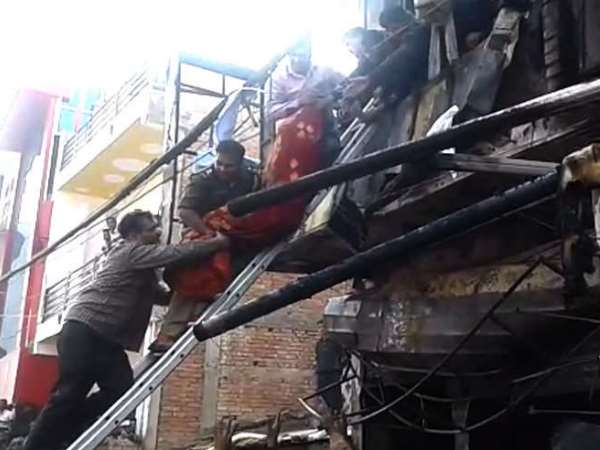 पत्नी, मां और बेटी आग में फंसी