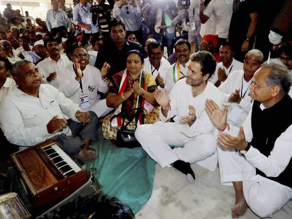 पाटीदार-पिछड़ों को गुजरात में कांग्रेस ने साथ लेकर चलने का प्लान बनाया है पाटीदार-पिछड़ों को गुजरात में कांग्रेस ने साथ लेकर चलने का प्लान बनाया है