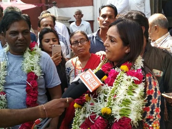 चंद्रिका को सर्वश्रेष्ठ शिक्षक का पुरस्कार