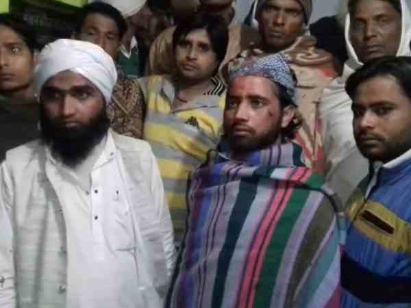 मौलिवियों पर नुकीली चीज से किया हमला