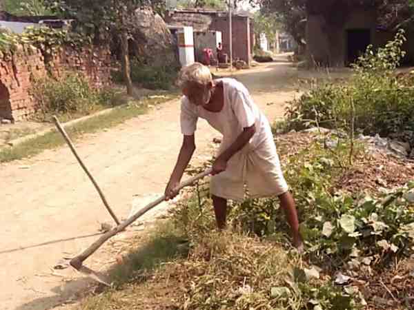 सफाईकर्मी ने रखे हैं अवैध कर्मचारी