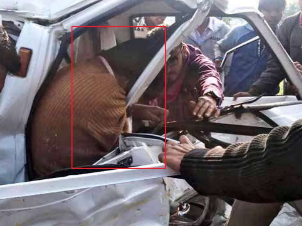 वाहनों का आगे का भाग बुरी तरह से पिचक गया