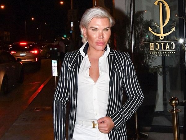 गुड़िया जैसे दिखने के लिए कराईं 60 सर्जरी गुड़िया जैसे दिखने के लिए कराईं 60 सर्जरी