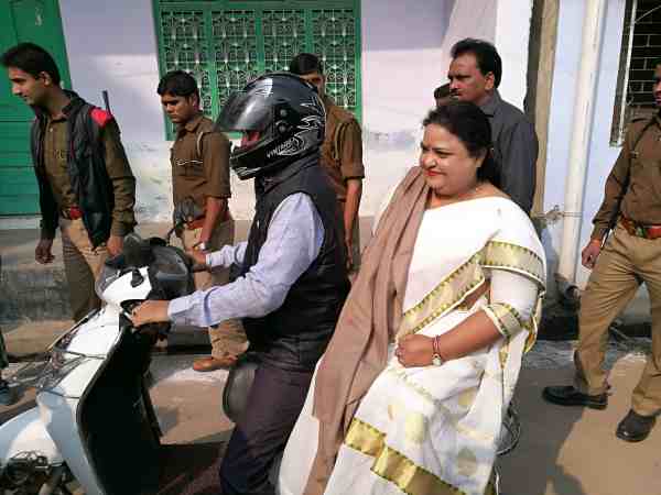 पति के साथ स्कूटी से पहुंची