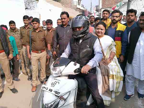 पूछा- लाइन में कहां लगना है?