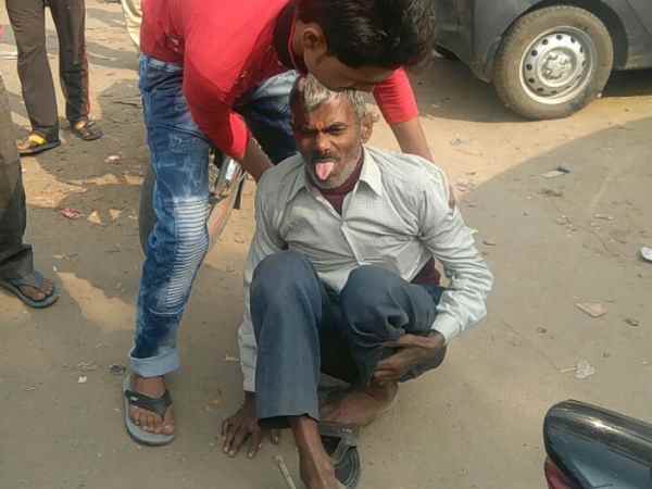 एक कार्यकर्ता का टूटा पैर