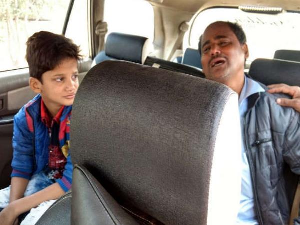 बीच सड़क पर पिता ने खोया बेटा 