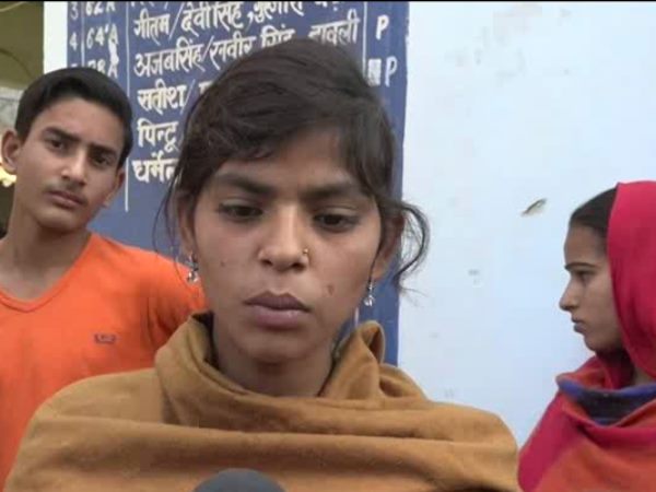 कपड़े धोने बैठी बेटी के मिला सुराग कपड़े धोने बैठी बेटी के मिला सुराग