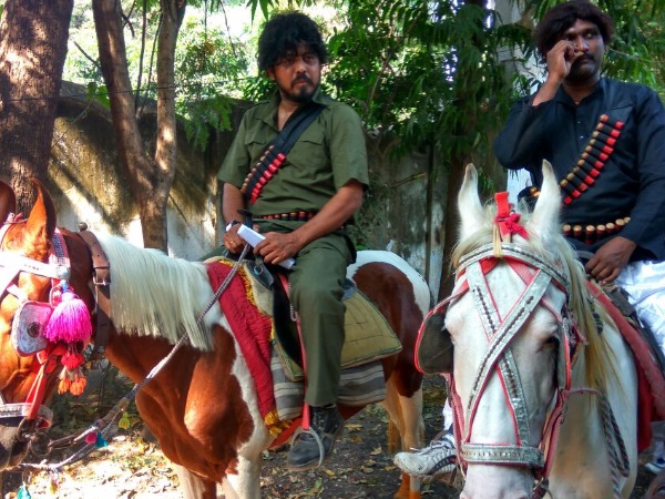 गब्बर सिंह और कालिया घोड़े पर बंदूक के साथ घूमते नजर आए गब्बर सिंह और कालिया घोड़े पर बंदूक के साथ घूमते नजर आए