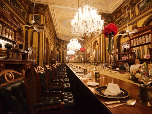 दुनिया के सबसे लंबे डाइनिंग टेबल पर हुआ डिनर दुनिया के सबसे लंबे डाइनिंग टेबल पर हुआ डिनर