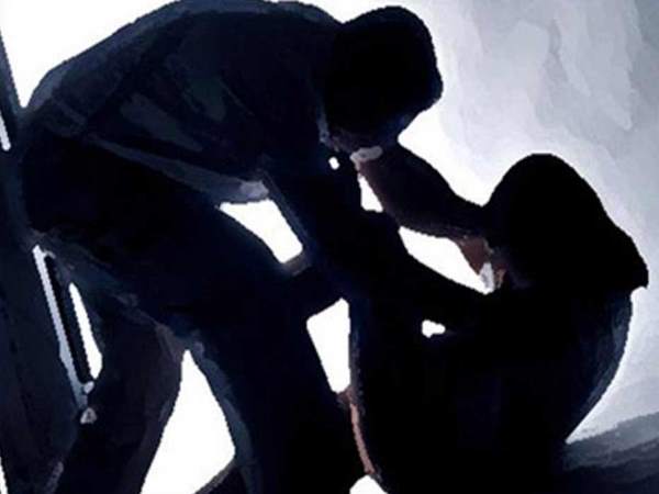 लड़की को होटल में बुलाकर हमला
