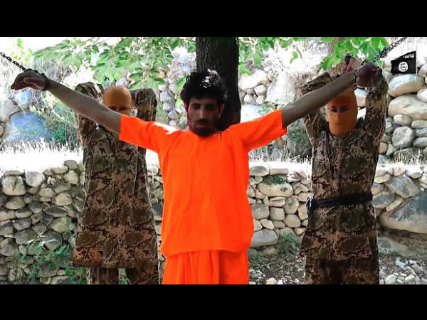 सिर पर जूता रख दे रहा है गाली