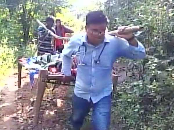 महिला को कंधे पर उठाकर 8 किलोमीटर तक पैदल चला ये डॉक्टर, महिला की सुरक्षित डिलीवरी के लिए पहुंचाया अस्पताल महिला को कंधे पर उठाकर 8 किलोमीटर तक पैदल चला ये डॉक्टर, महिला की सुरक्षित डिलीवरी के लिए पहुंचाया अस्पताल