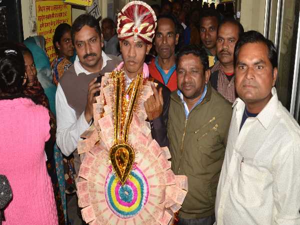 घोड़ी चढ़ने से पहले निभाई नागरिकता 