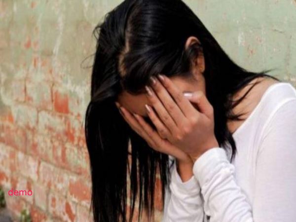  बेडरूम में ले जाकर की जबरदस्ती