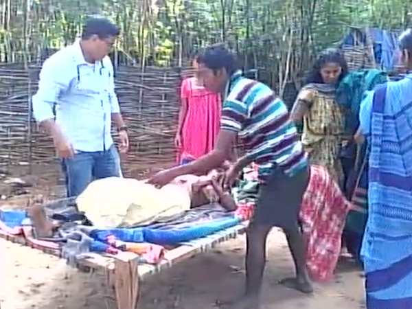 महिला को कंधे पर उठाकर 8 किलोमीटर तक पैदल चला ये डॉक्टर, महिला की सुरक्षित डिलीवरी के लिए पहुंचाया अस्पताल महिला को कंधे पर उठाकर 8 किलोमीटर तक पैदल चला ये डॉक्टर, महिला की सुरक्षित डिलीवरी के लिए पहुंचाया अस्पताल