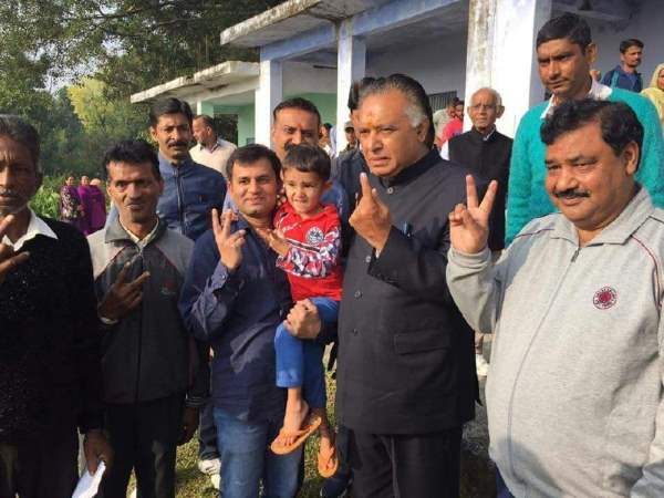 परिवहन मंत्री जी एस बाली ने डाला वोट परिवहन मंत्री जी एस बाली ने डाला वोट