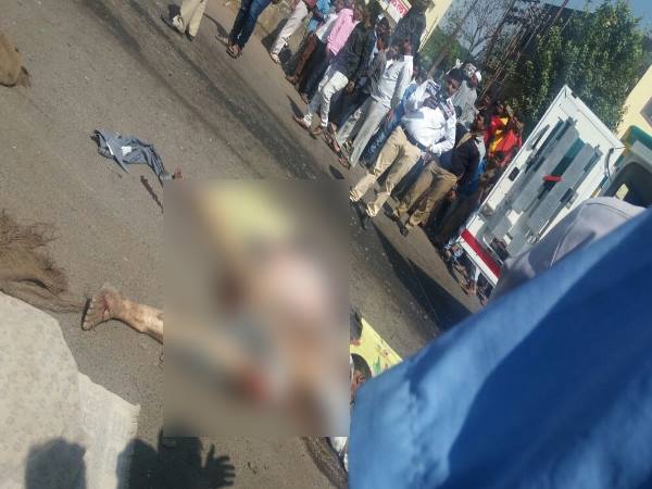 8 people seriously injured and one dead in a road accident, Pune