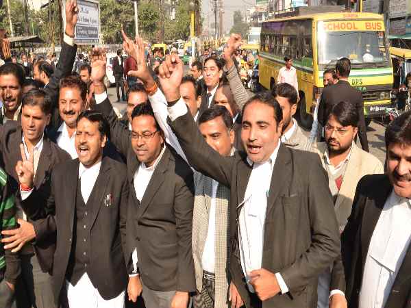 Angry Advocates on Police beat Roadways driver badly in Saharanpur