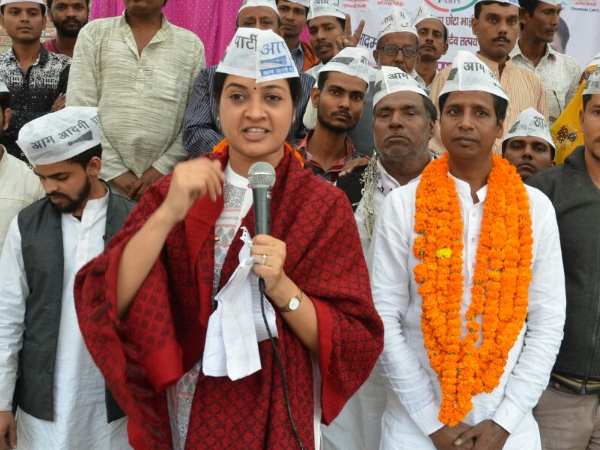 Alka Lamba controversial comment on Yogi, Soft on Congress and SP