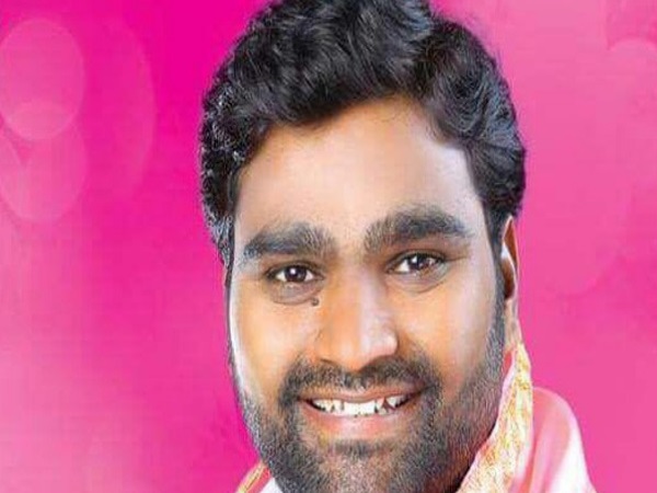 VIDEO: TRS नेता ने अपनी पहली बीबी की जमकर धुनाई की, कैमरे में हुए कैद VIDEO: TRS नेता ने अपनी पहली बीबी की जमकर धुनाई की, कैमरे में हुए कैद