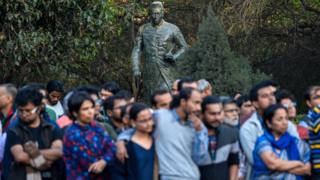 जवाहरलाल नेहरू क्यों और कितना उबल रहा है?