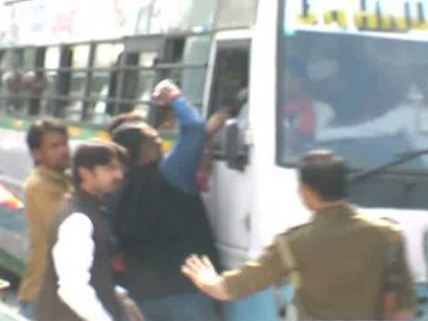 BJP members ruckus on the road in Kanpur