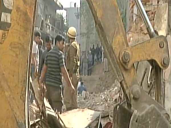 delhi 2 dead in building collapses incident in Taimur Nagar