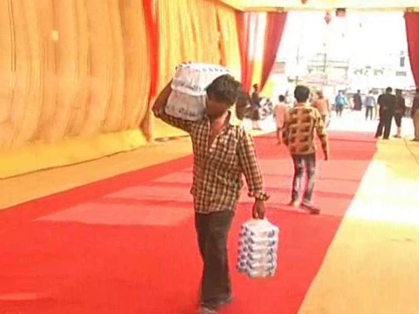 SP workers gets child labour in Akhilesh Yadav's presence SP workers gets child labour in Akhilesh Yadav's presence