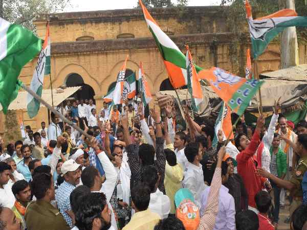 Congress-BJP workers clash during enrollment in Mirzapur municipal election