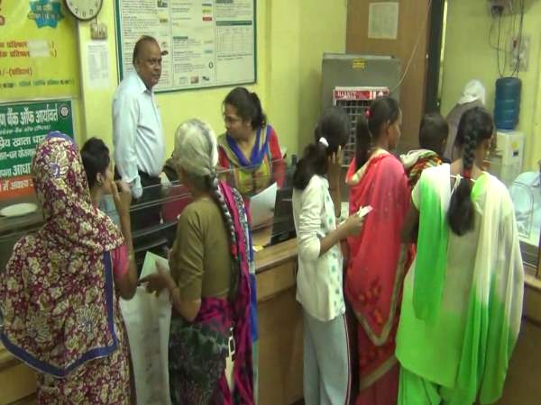 aligarh Bank manager gives feedback about demonetization