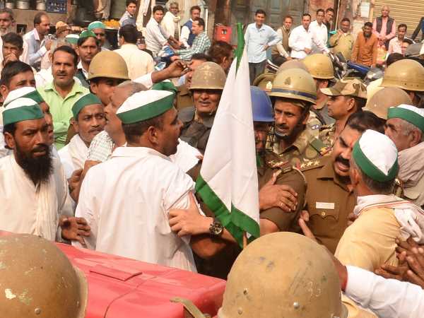 Clash between farmers and police on sugarcane in Saharanpur