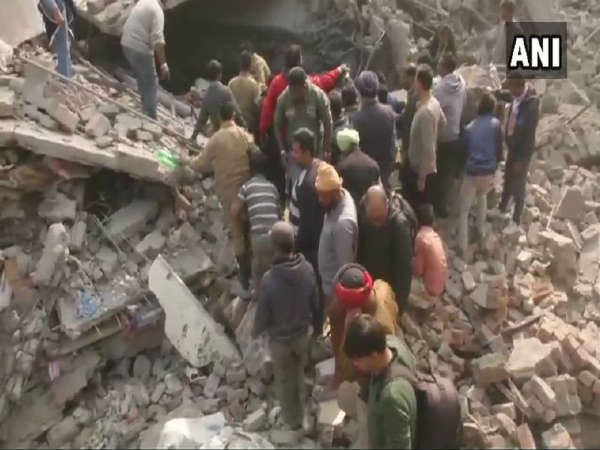 लुधियाना: प्लास्टिक फैक्ट्री में आग के बाद गिरी इमारत, 1 की मौत, 22 मलबे में दबे लुधियाना: प्लास्टिक फैक्ट्री में आग के बाद गिरी इमारत, 1 की मौत, 22 मलबे में दबे