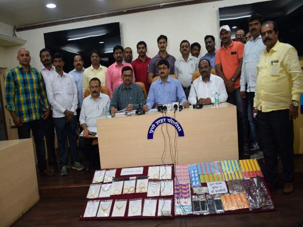 Gang arrested for loot by pouring chili powder in the eyes Gang arrested for loot by pouring chili powder in the eyes