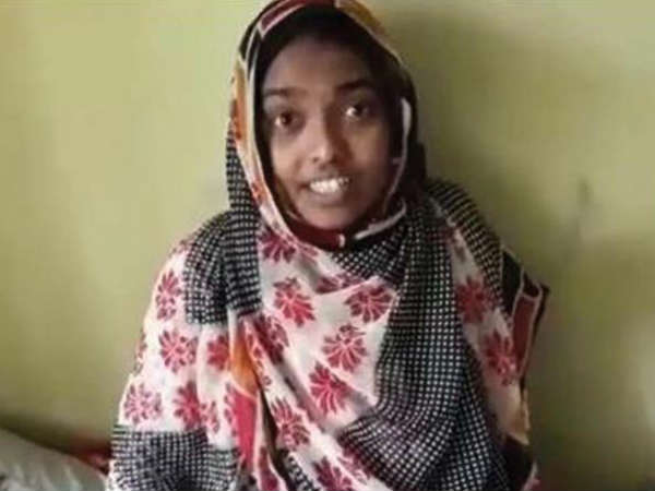 लव जेहाद- हादिया के पिता ने महिला आयोग को मिलने से रोका, 27 नवंबर को देनी है गवाही लव जेहाद- हादिया के पिता ने महिला आयोग को मिलने से रोका, 27 नवंबर को देनी है गवाही