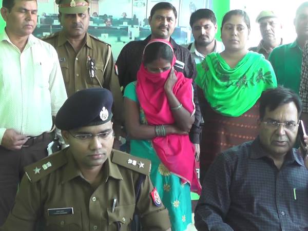 A woman caught by Kannauj police selling illegal weapon