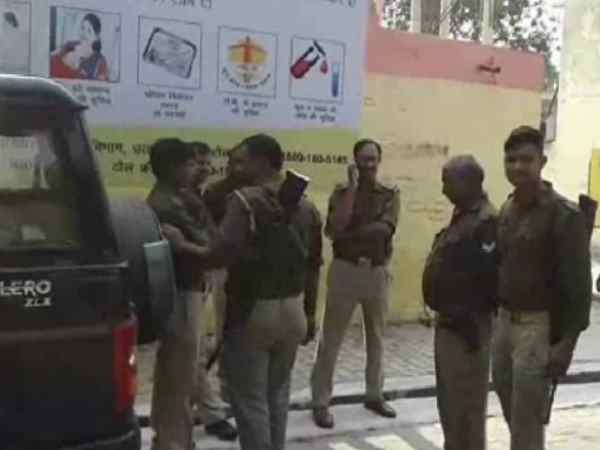 A jilted lover attacked on a girl with knife in Kanpur, Uttar Pradesh.