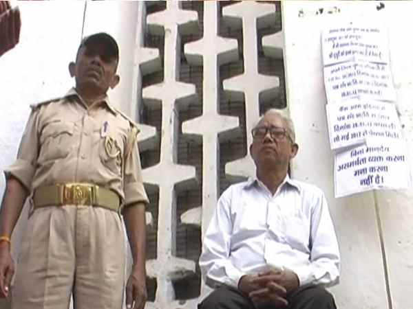 Suicide attempt by a govt employee at DM office in Kanpur