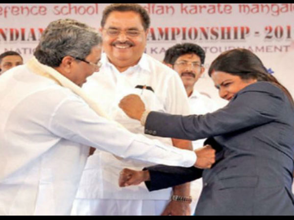 कर्नाटक के CM ने ब्लैक बेल्ट महिला मेयर पर किया 'कराटे अटैक', देखिए VIDEO कर्नाटक के CM ने ब्लैक बेल्ट महिला मेयर पर किया 'कराटे अटैक', देखिए VIDEO